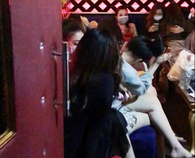 Hàng chục tiếp viên múa khiêu dâm trong nhà hàng trung tâm Sài Gòn